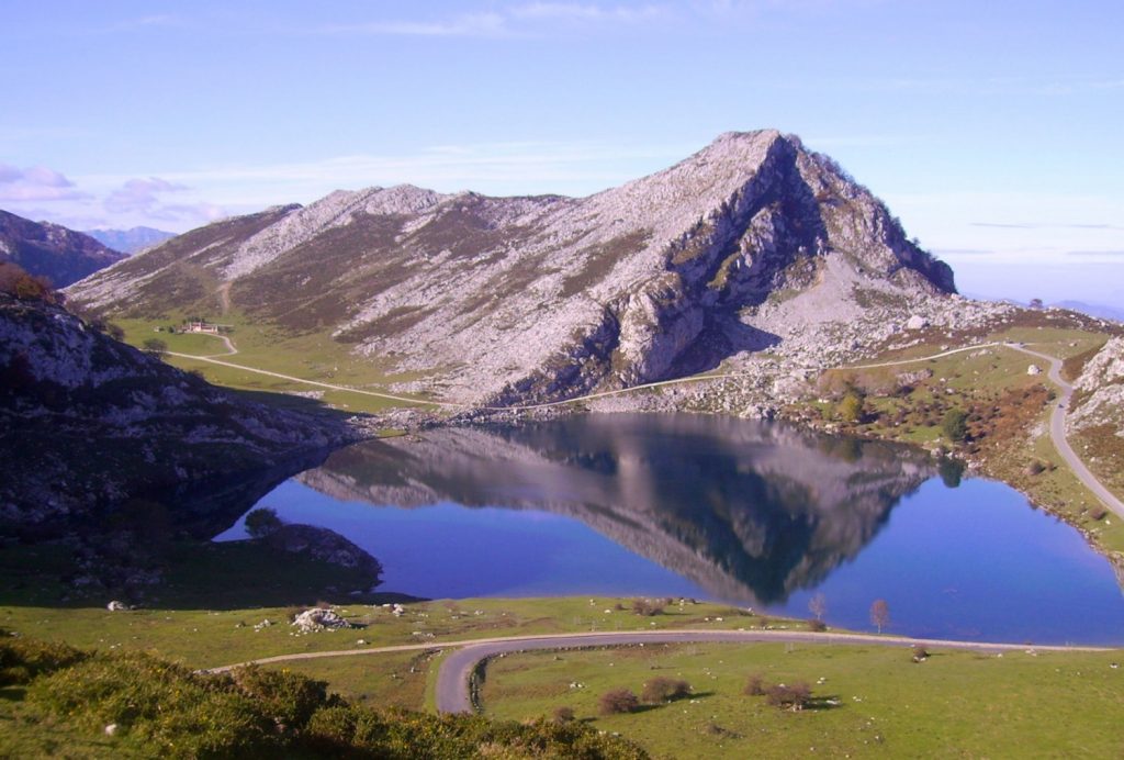 Estudiantes disfrutando de actividades en un viaje de fin de curso a Asturias - Lagos de Covadonga