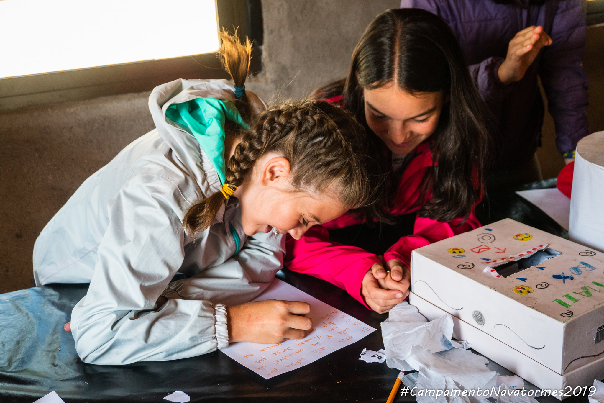 Niñas dibujando juntas en taller del Campamento Navatormes