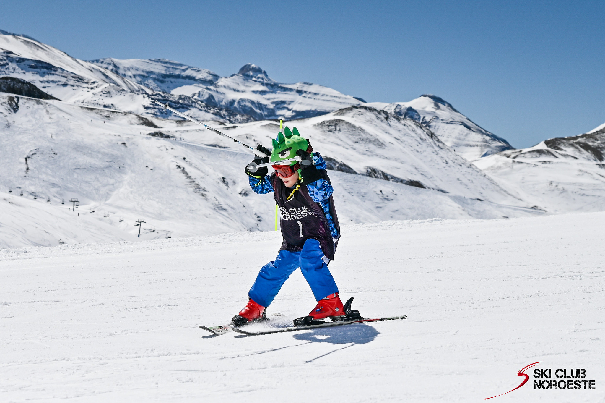 Niño esquiando disfrazado en un viaje escolar a la nieve