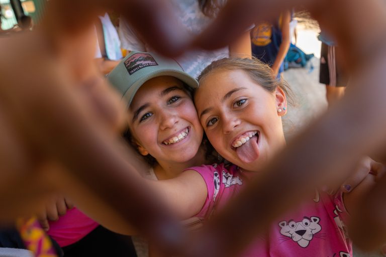 Niñas disfrutando su viaje de fin de curso en España
