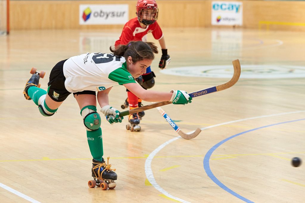 jugadora de hockey sobre patines en pista cubierta