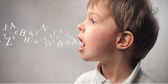 niño hablando con letras saliendo de su boca