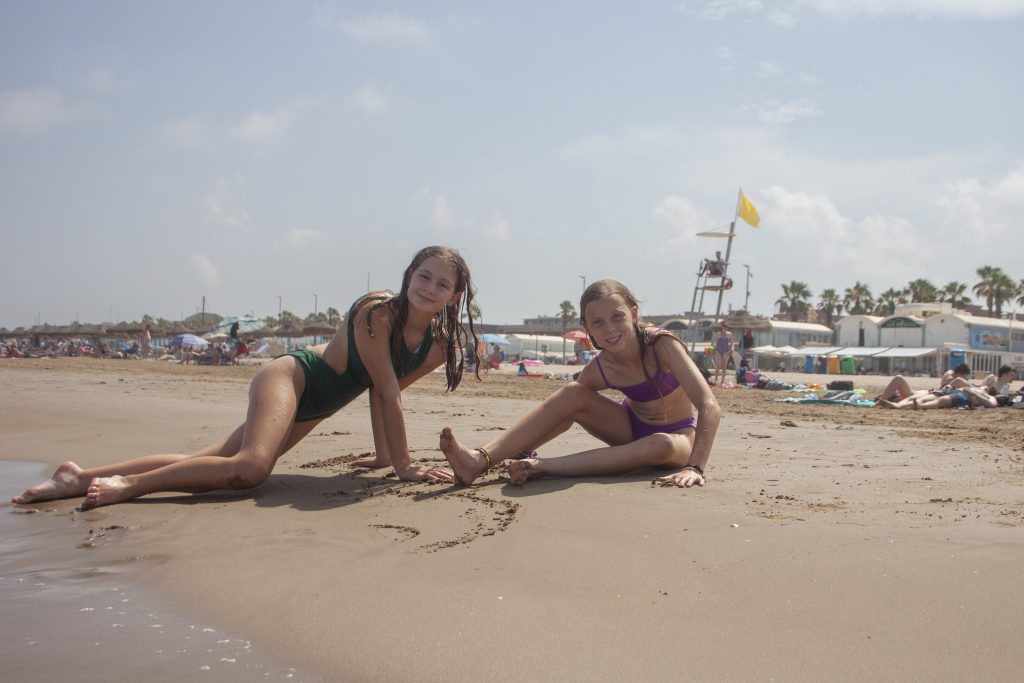 Niñas jugando en la playa en su viaje de fin de curso en Alicante
