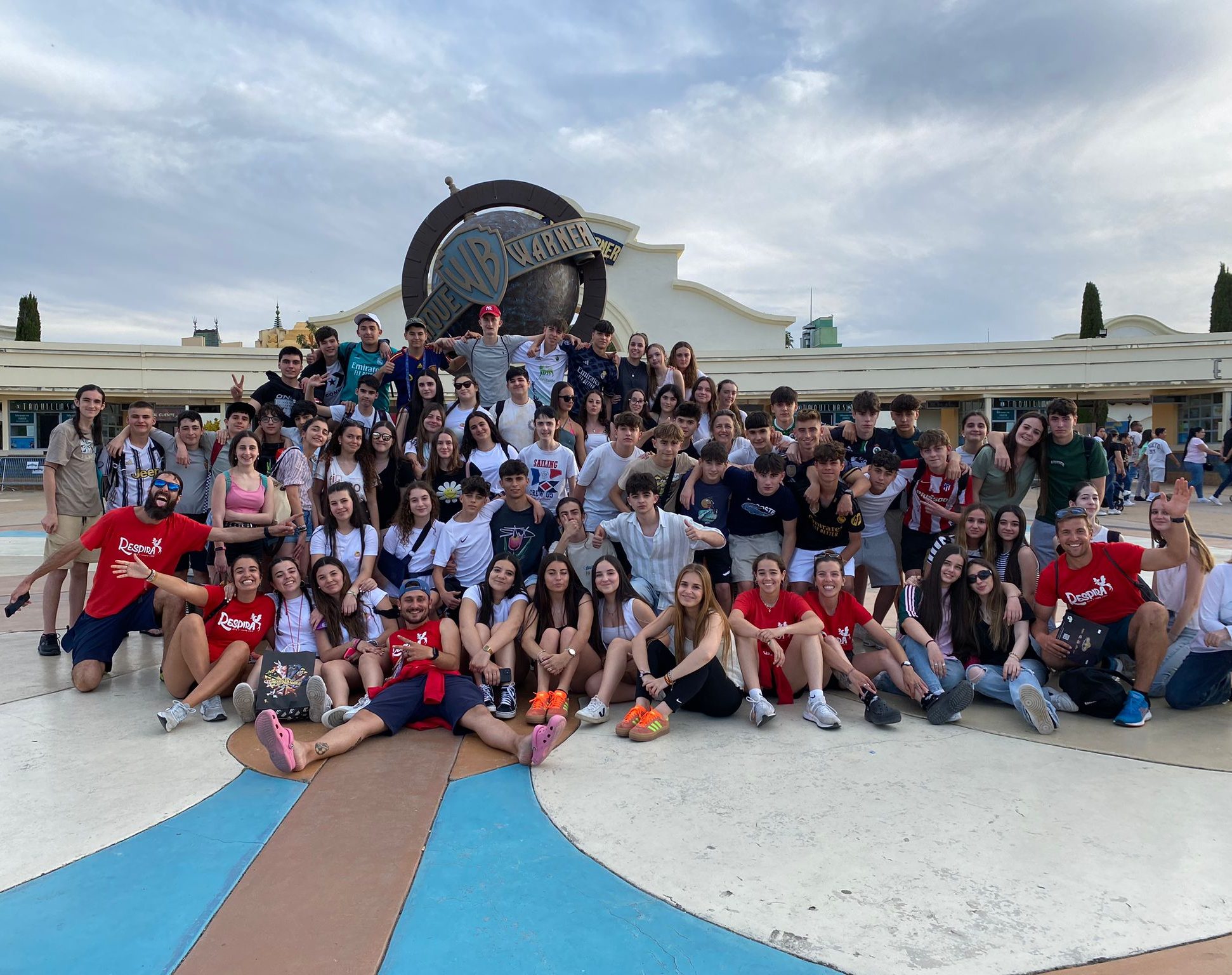 Grupo de estudiantes en viaje de fin de curso al parque Warner Madrid