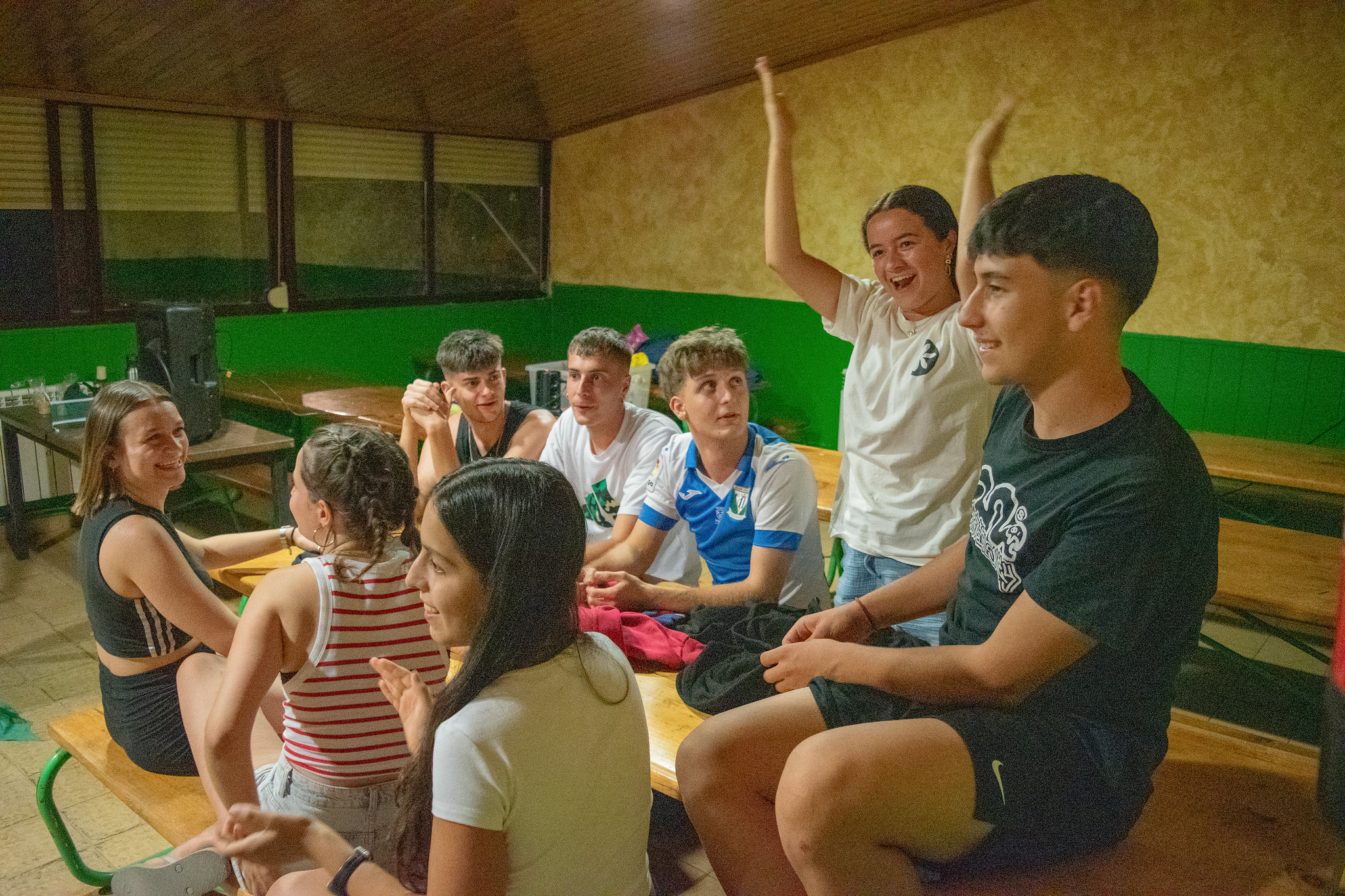 jóvenes animados en actividad grupal en pabellón