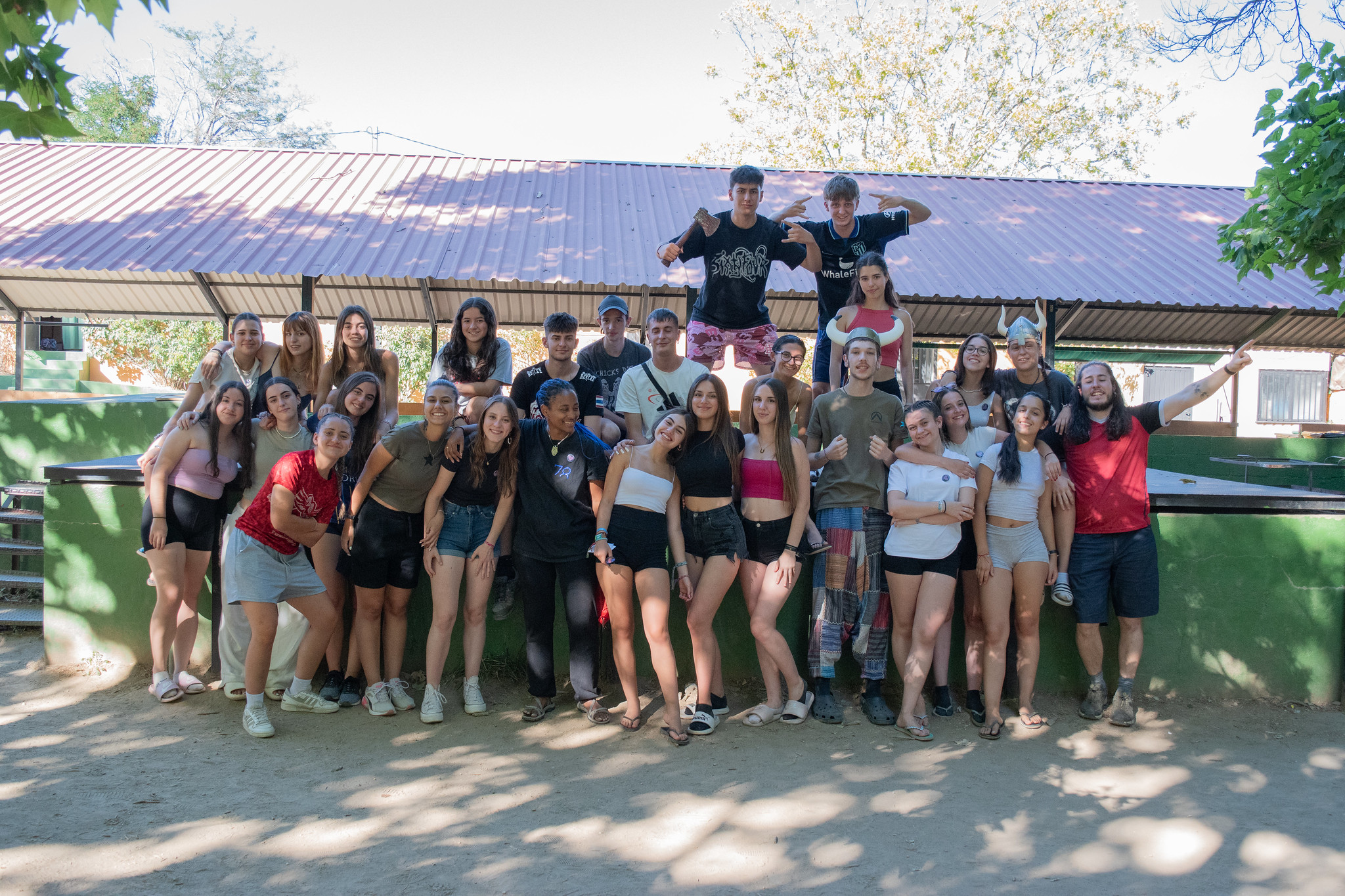 gran grupo de participantes posando en el campamento