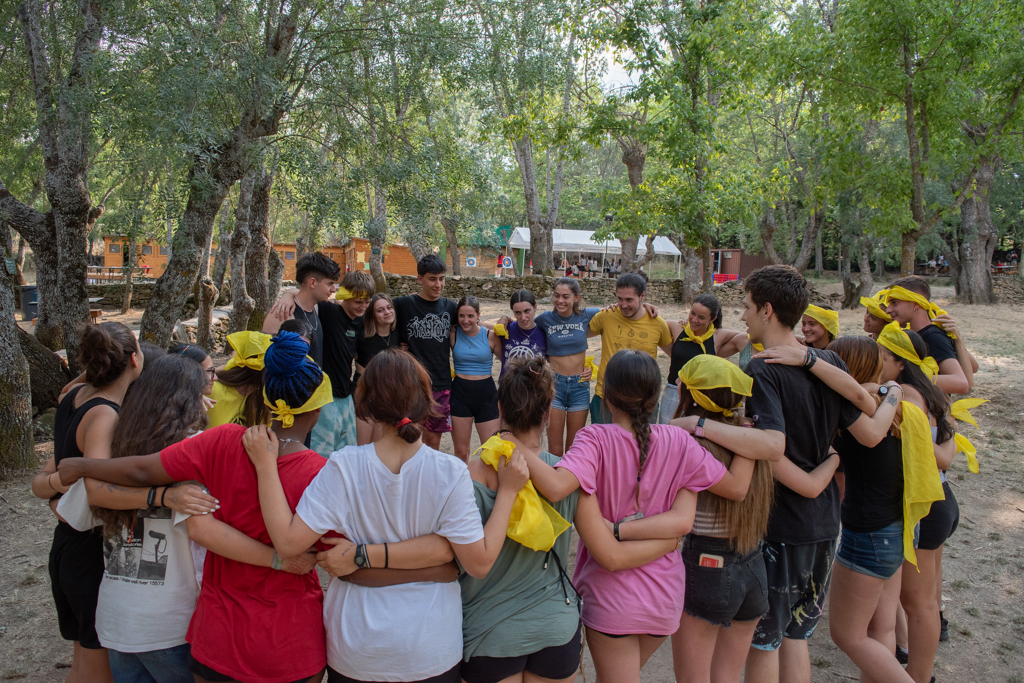 grupo abrazado en círculo durante actividad de equipo