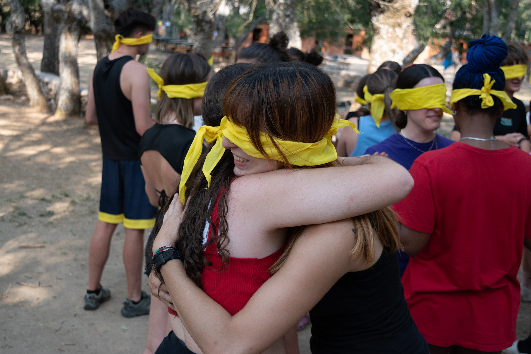 jóvenes con vendas amarillas en dinámica de confianza