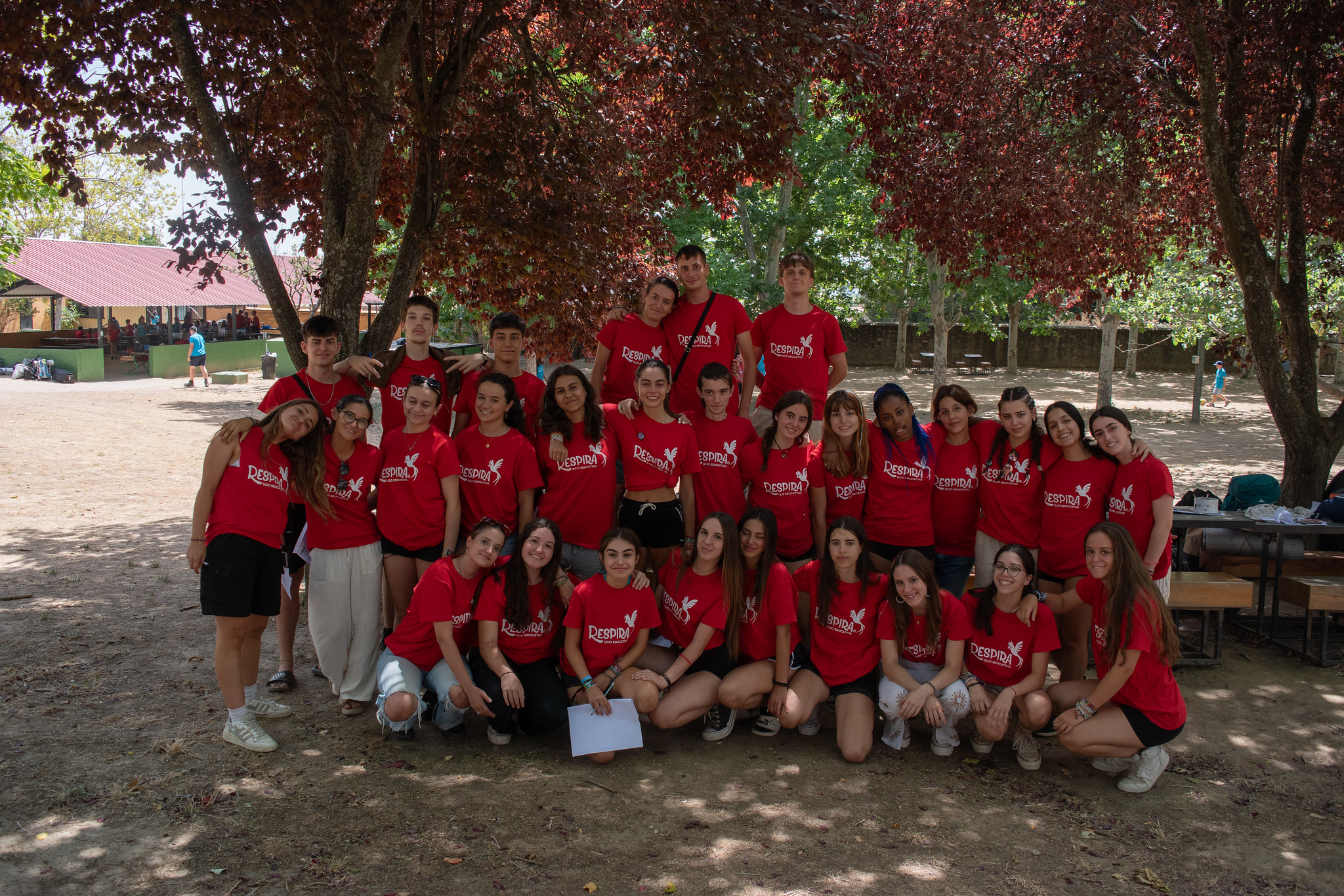 grupo de monitores con camisetas rojas posando juntos