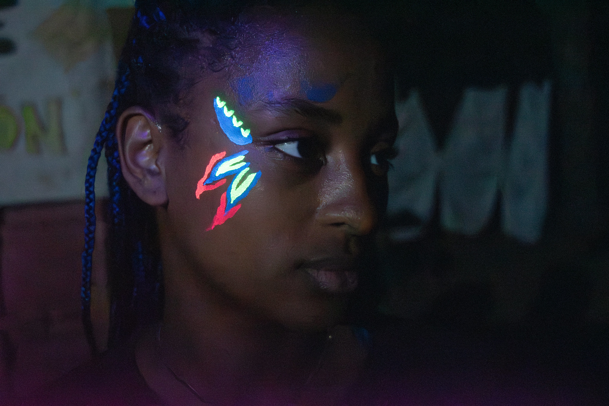 chica con maquillaje fluorescente en fiesta nocturna