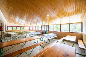 comedor con mesas de madera en instalaciones