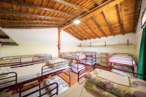 dormitorio con literas en cabaña de campamento