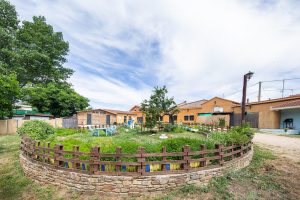 huerto y jardín en instalaciones del campamento