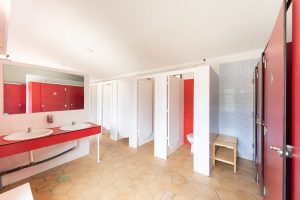 aseos y duchas comunes de las instalaciones