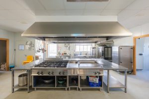 cocina industrial equipada con fogones de acero inoxidable