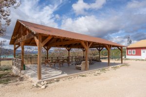 porche de madera con mesas y bancos en exterior