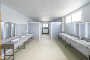 sala de lavabos amplia en instalación de albergue