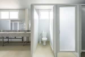 aseos con lavabos y cabinas en instalación de albergue