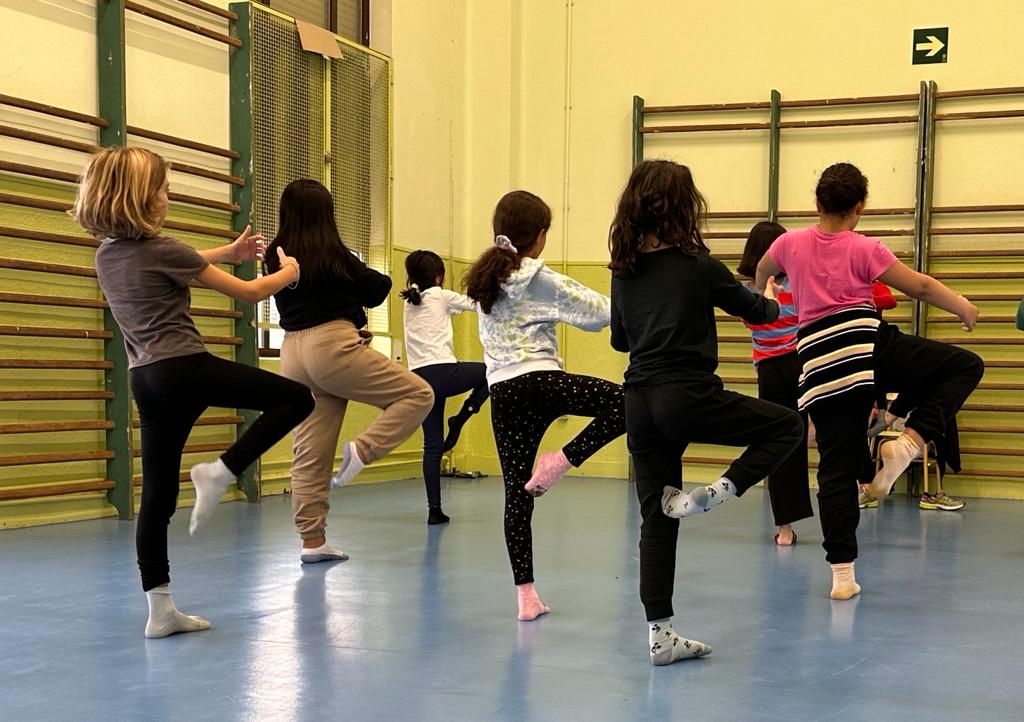 grupo de niñas bailando en gimnasio escolar