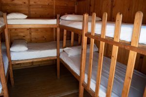 literas de madera en cabaña de campamento