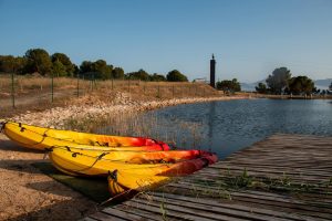 kayaks amarillos y rojos en embarcadero junto al lago