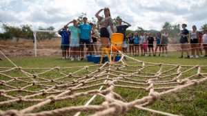 niños participando en juego de red en campamento de verano