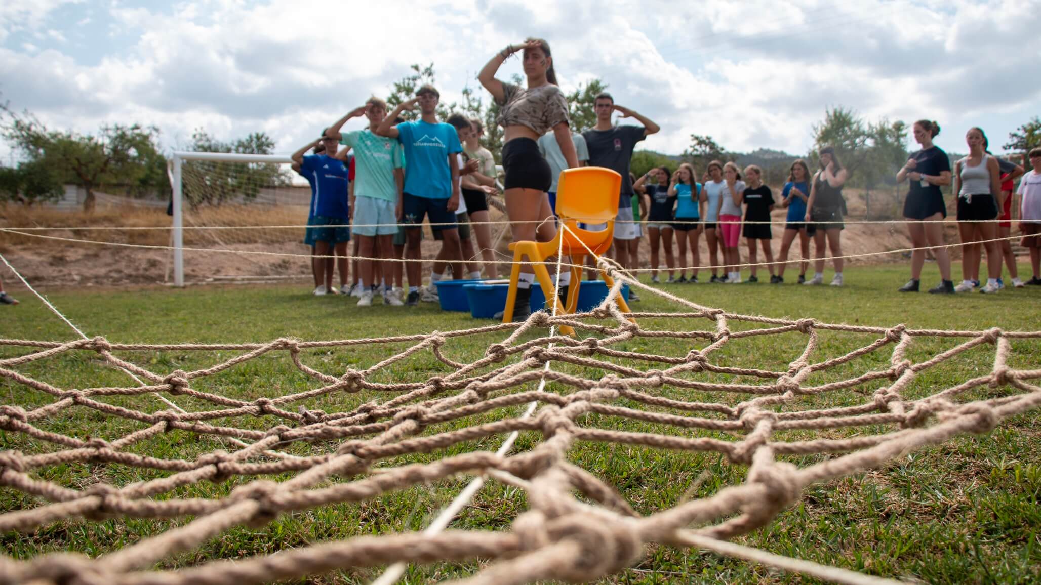 niños participando en juego de red en campamento de verano