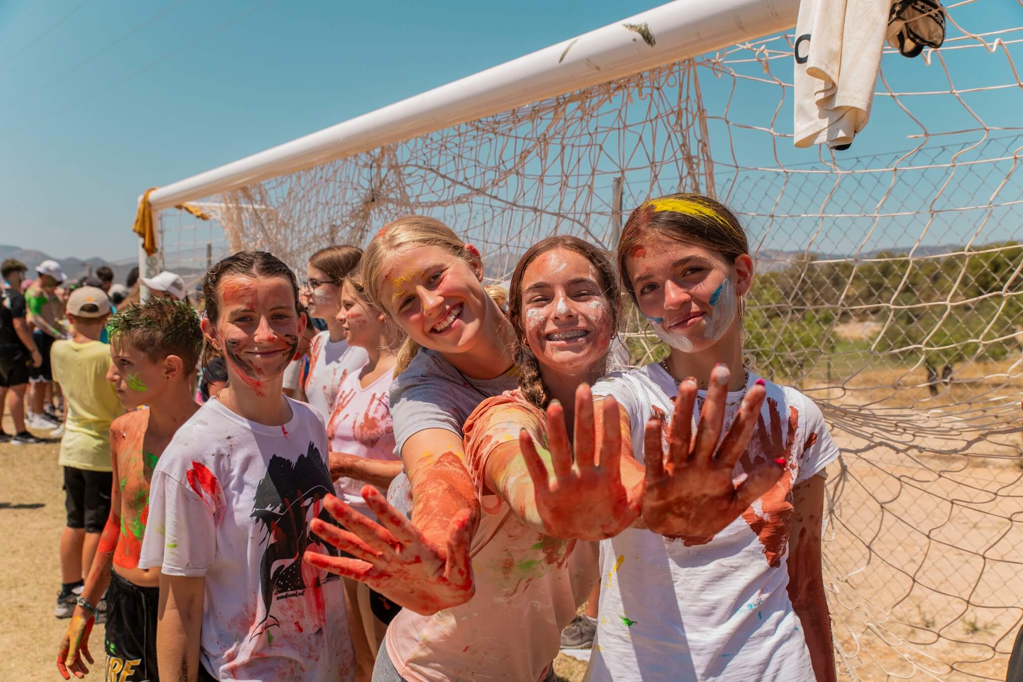 niñas sonriendo con las manos manchadas de pintura