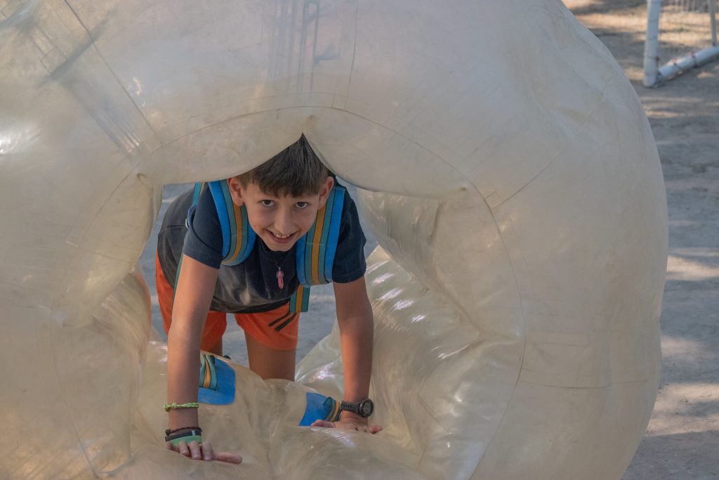 niño jugando en campamento urbano de Madrid